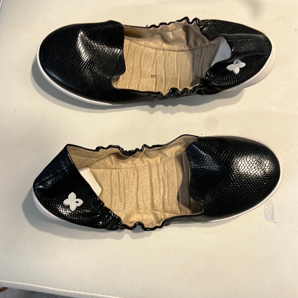 Butterfly twists fold up shoes